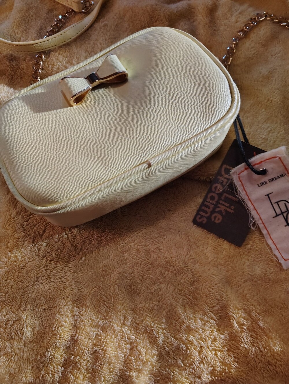 Elegant Cream Crossbody with Bow Accent and Chain Strap